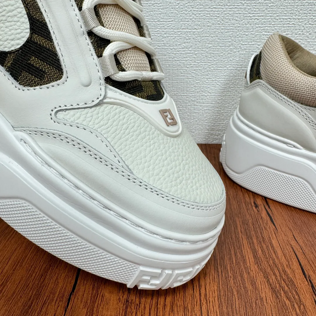 Batch 780 FENDI/FENDI Force men's sports shoes, new thick-soled lightweight lace-up low-top shoes at the counter, made of white full-grain leather and white and brown smooth leather, with padded elements. Brown FF jacquard and yellow technical fabric details. Lightweight, thick white sole with FF graphic details on the toe and heel. Main body of pebbled soft cowhide with Nappa calfskin. Contrasting color multiple composite splicing, extremely modern and youthful, webbing style lace-up hole design, multiple injection molded brand logo plastic modules on the toe, and embroidered FF logo on the side, heavy craftsmanship, full of details, super high quality control and fine workmanship! Full mesh breathable lining, ultra-light TPR foam rubber; molded outsole, lightweight and versatile, non-slip and wear-resistant! Comes with full packaging! Size: 39-40-41-42-43-44 Leather shoe size (can be customized, 38.45 cannot be returned or exchanged) Item number: 7E1728 white brown